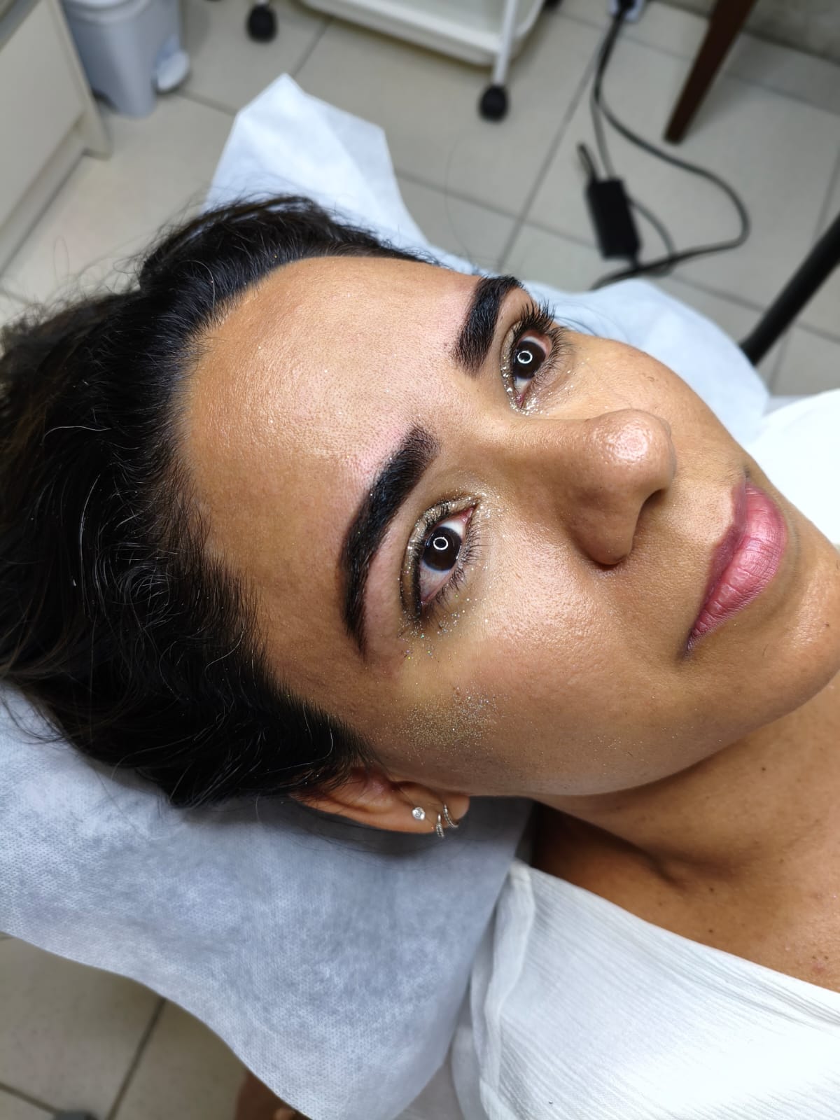 Depois do procedimento de design de sobrancelhas com henna